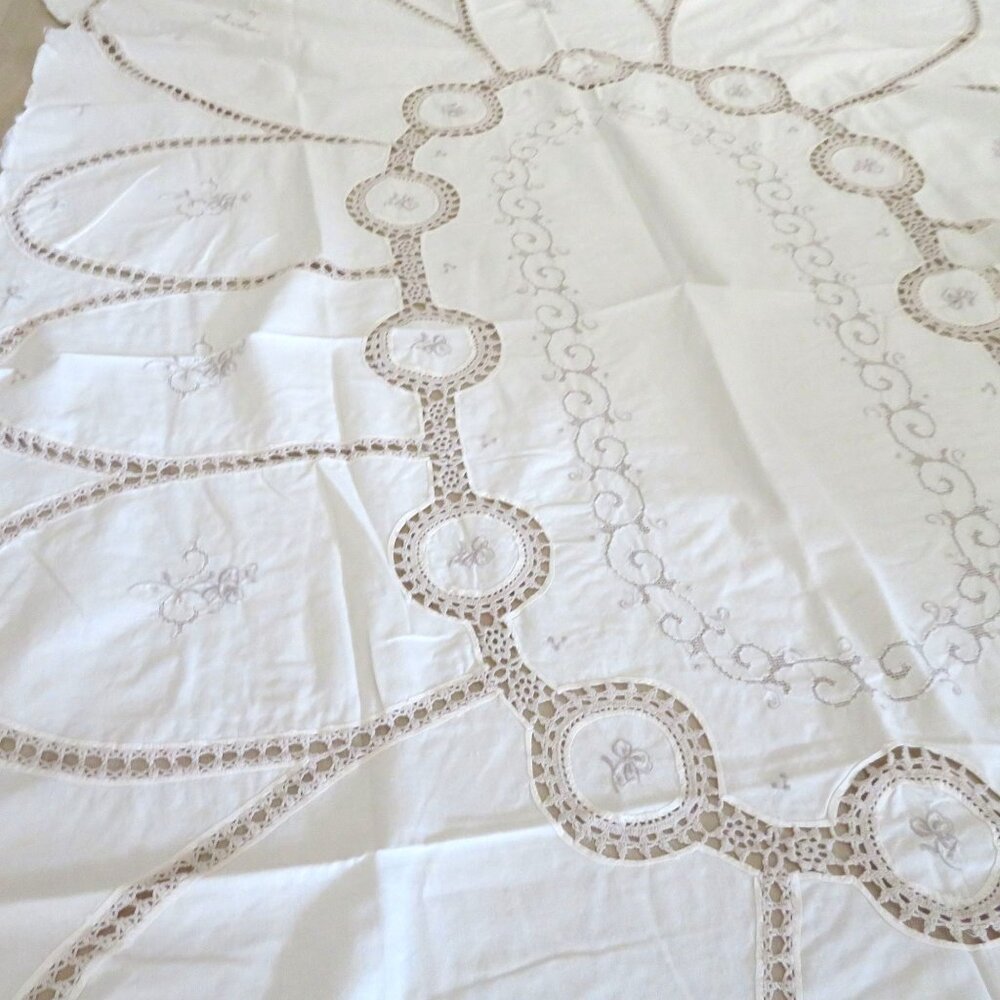 Vintage Beige Cotton Tablecloth Embroidered Floral Crochet Lace Details 48 x 66 - Picture 9 of 12
